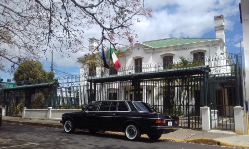ITALIAN-EMBASSY-SAN-PEDRO-COSTA-RICA-LIMOUSINE-300D-LANG-MERCEDES.jpg