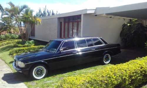 RANCH-STYLE-MANSION-DRIVEWAY.-COSTA-RICA-MERCEDES-W123-SEDAN-TOURS.jpg