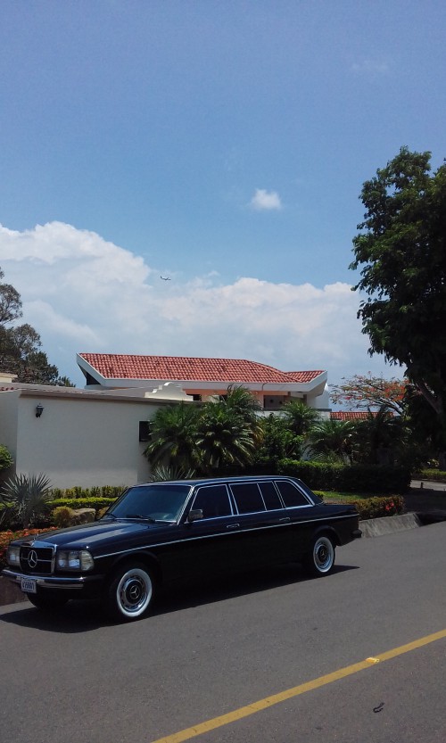 SUNDAY-DRIVE-LIMOSINA-MERCEDES-300D-LANG-COSTA-RICA.jpg