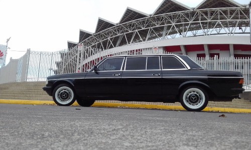 The-National-Stadium-of-Costa-Rica-LIMOSINA-MERCEDES-300D-LANG.jpg