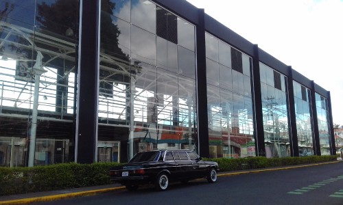 la-Casa-del-cuno-COSTA-RICA-LIMOUSINE-300D-LANG-MERCEDES.jpg