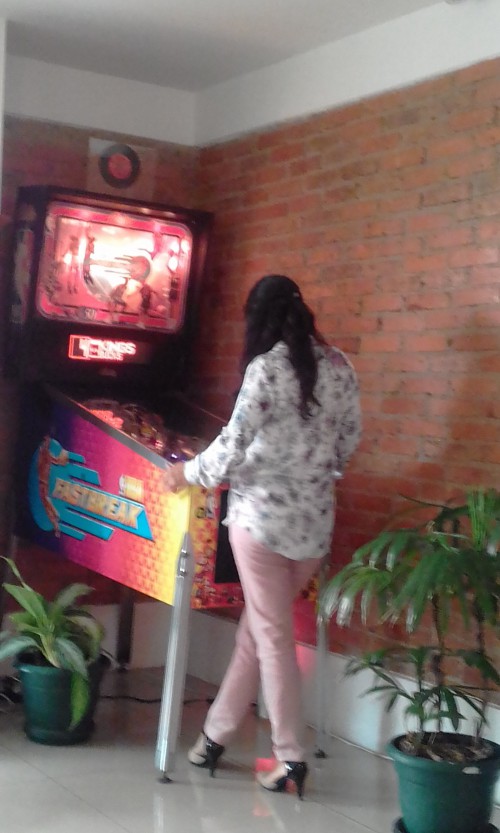 NBA-FASTBREAK-PINBALL-COSTA-RICA-GIRL.jpg