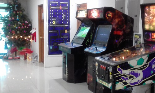 MERRY-CHRISTMAS-CENTRAL-AMERICA-GAME-ROOM-PINBALL.jpg