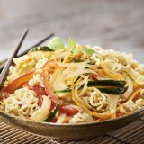 nouilles-sautees-au-lait-de-coco-curry-et-legumes-croquants