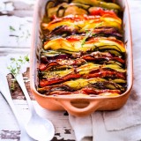 tian-pommes-de-terre-tomates-courgettes-oignons-rouges