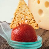 Glace-a-la-tomate-et-sa-chips-de-fromage