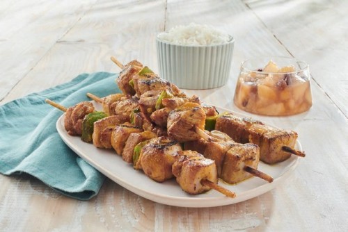 brochettes de dinde marinées et chutney de pêche