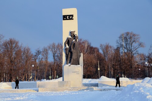 pamjatnik_pervostroiteljam9952.jpg